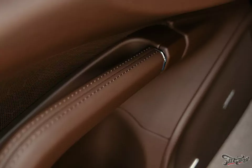 Частичный пошив салона Porsche Cayenne в кожу, полировка и керамика кузова
